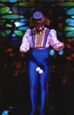 Saltimbanco_juggler3.jpg (64180 バイト)
