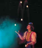 Saltimbanco_juggler4.jpg (103252 バイト)